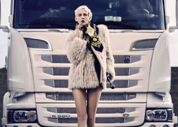 Auf Augenhöhe mit Frauenärschen