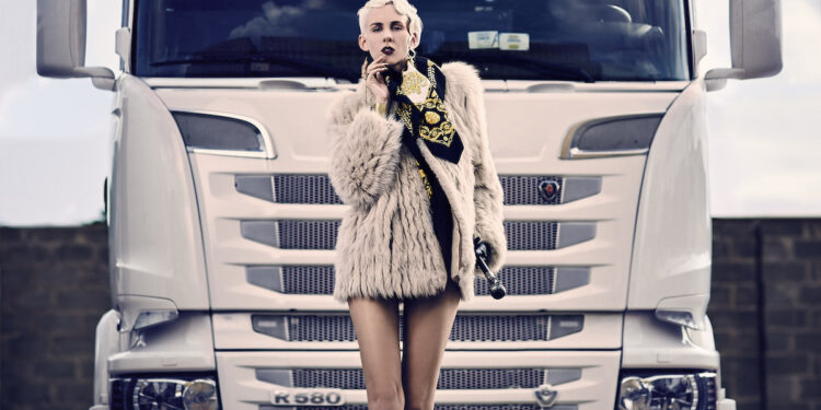 Auf Augenhöhe mit Frauenärschen