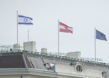 Pro und Kontra: Beflaggung von Bundeskanzler- und Außenamt