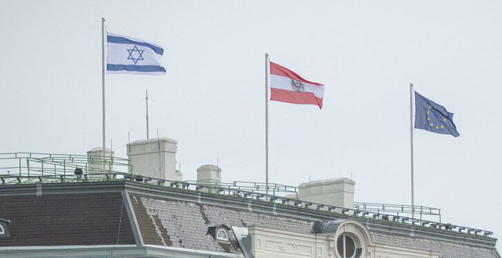 Pro und Kontra: Beflaggung von Bundeskanzler- und Außenamt