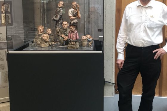 Vor den Vorhang: Otto Schwarzendorfer und seine Figurengruppen „Die Gerechten unter den Völkern“