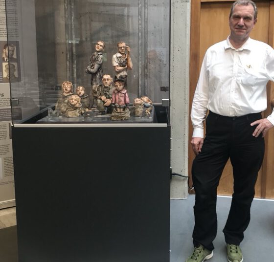 Vor den Vorhang: Otto Schwarzendorfer und seine Figurengruppen „Die Gerechten unter den Völkern“