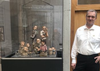 Vor den Vorhang: Otto Schwarzendorfer und seine Figurengruppen „Die Gerechten unter den Völkern“